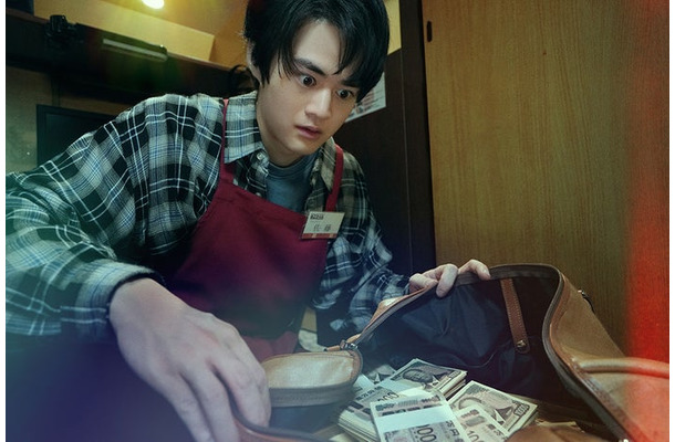 場面写真_佐藤寛治(鈴鹿央士)(C)曽根圭介/講談社 (C)2026「藁にもすがる獣たち」製作委員会