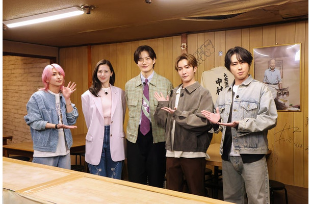 佐久間大介、中条あやみ、岡田将生、渡辺翔太、宮舘涼太（C）TBS