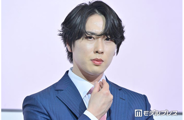 “アンドロイド”になりきる宮舘涼太（C）モデルプレス