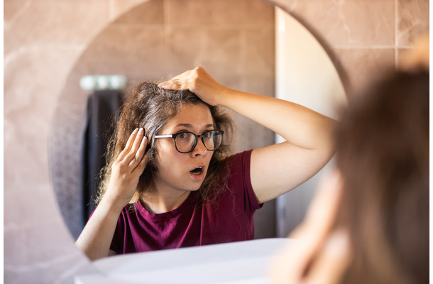 白髪ケアって「年齢に合わせて見直し」が必要なの!?  いつのまにかアイテムも進化してた…！上手な取り入れ方は？【毛髪診断士・伊熊奈美さんが解説】   　