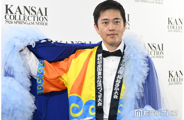 「KANSAI COLLECTION 2026 SPRING＆SUMMER」囲み取材に応じた吉村大阪府知事（C）モデルプレス