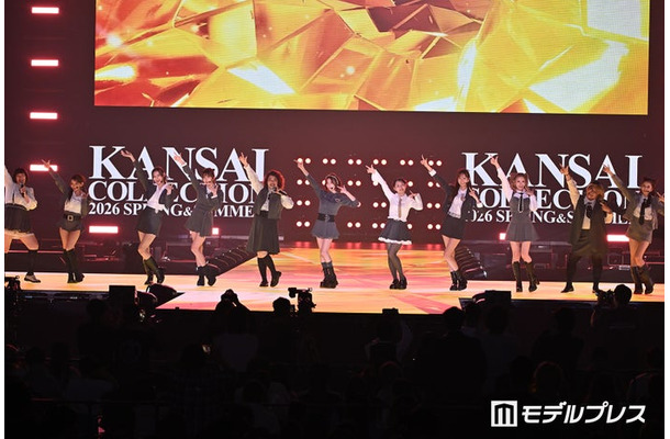 CHANCE GALsとパフォーマンスする川村エミコ、やしろ優、平野ノラ、松浦景子（C）モデルプレス