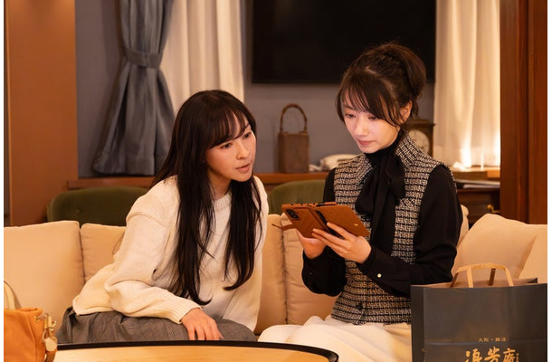 麻生久美子、波瑠「月夜行路 ―答えは名作の中に―」第1話(C)日本テレビ