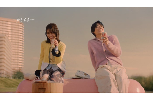 山下美月、佐野勇斗/華よい「本音のふたり」篇(提供写真)