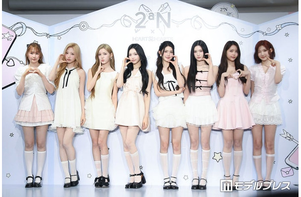 イベントに登壇したHearts2Hearts/(左から)イェオン、ステラ、ユハ、イアン、エイナ、ジューン、カルメン、ジウ(C)モデルプレス