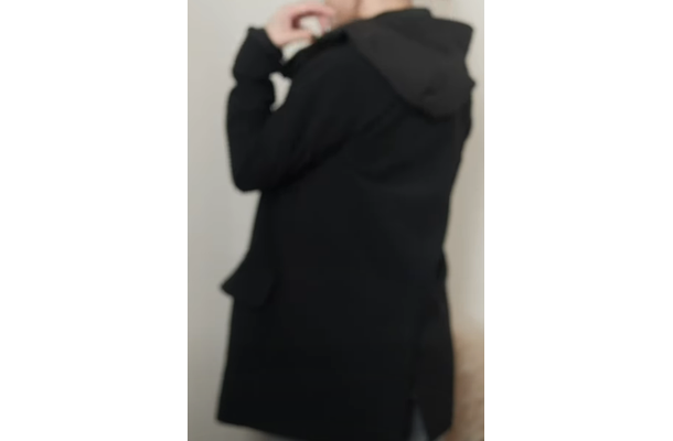 シルエットがおしゃれな【GU】シェルパーカ。雨も肌寒さもしのげる、持っていると安心の一枚って?【40代の毎日コーデ】