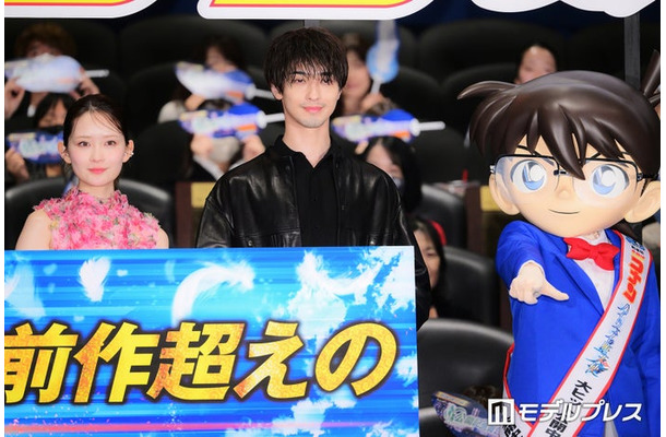 「名探偵コナン ハイウェイの堕天使」公開記念舞台挨拶に出席した畑芽育、横浜流星、コナン（C）モデルプレス