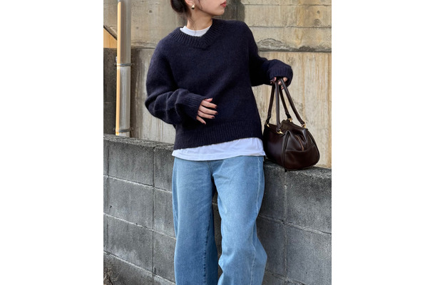 ネイビー×ブラウンで即おしゃれ。ZARAの優秀ニットでつくるこなれ配色の着こなし【40代の毎日コーデ】