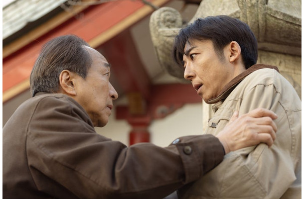 小日向文世、高橋一生「リボーン ～最後のヒーロー～」第1話（C）テレビ朝日