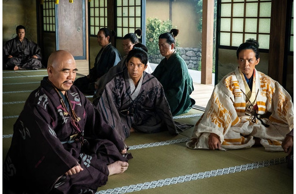 ドンペイ、仲野太賀、池松壮亮ら「豊臣兄弟！」第15話（C）NHK