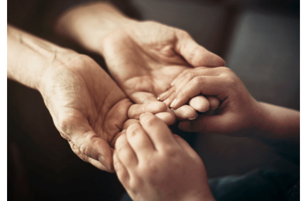 おもちゃを壊して泣く孫。「どうしたの？」70代祖母の“優しい伝え方”とは