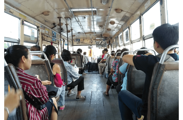 「降車ボタンが壊れてる！」タイの路線バスで遭遇した“斬新なアイディア”とは