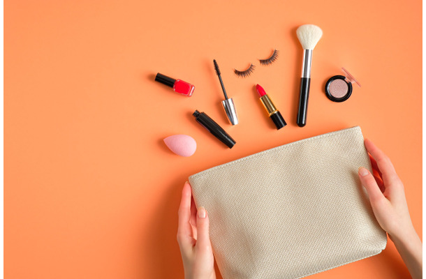 これ持ってたらオバさん確定！「メイク下手な40代のポーチ」に入っている残念グッズとは