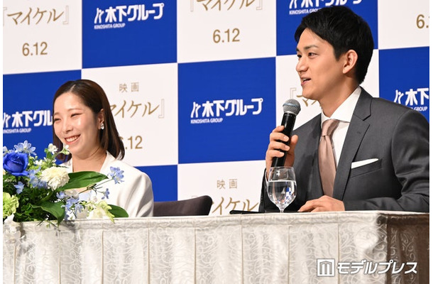 現役引退発表会見に出席した三浦璃来選手、木原龍一選手（C）モデルプレス