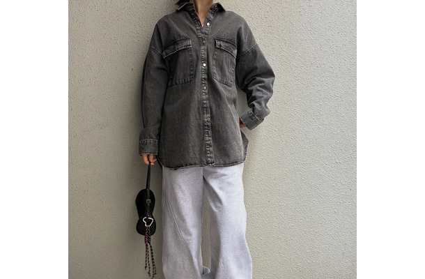 今、頼れる【デニムシャツジャケット】。グレーカラーなら、大人っぽさとカジュアル感を兼ね備えた雰囲気に【40代の毎日コーデ】