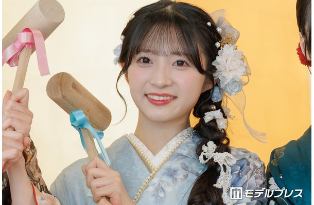 AKB48メンバー「どっちが私かはわかりません」双子妹との幼少期ショット公開「ポーズがシンクロしすぎてる」「本当にそっくり」と反響