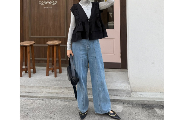 おしゃれを楽しみたい日にちょうどいい【フリルベスト】。シンプルコーデに遊び心を取り入れた春の着こなし【40代の毎日コーデ】