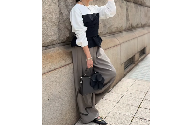 1枚でキマる【レイヤード風トップス】。さまざまなテイストになじむモノトーン配色は忙しい朝の味方に【40代の毎日コーデ】