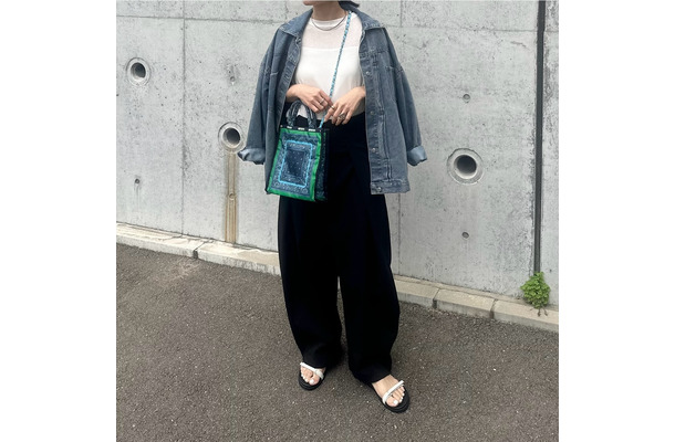バンダナ柄バッグがアクセント。デニムジャケットをさらりと羽織る、大人のこなれカジュアル術【40代の毎日コーデ】