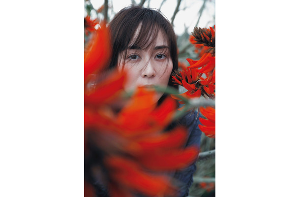 比嘉愛未／撮影：三宮幹史／『比嘉愛未エッセイ集 またね。』（6月10日発売／講談社）より