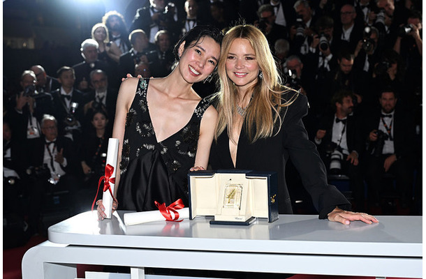 岡本多緒＆ヴィルジニー・エフィラ『急に具合が悪くなる』Kate Green Getty Images Entertainment