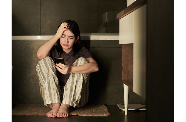 いつも「心が疲れる」「自分までつらくなる」のはなぜ?実は、「スマホ設定」を変えるだけで軽減できる!あと1つ、効果的なこととは?【精神科医が教える、負のループから抜け出す方法】