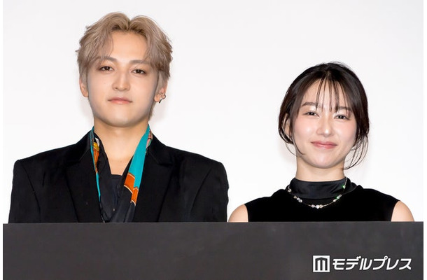 映画「死神バーバー」完成披露試写会に出席した日穏、桜井日奈子(C)モデルプレス