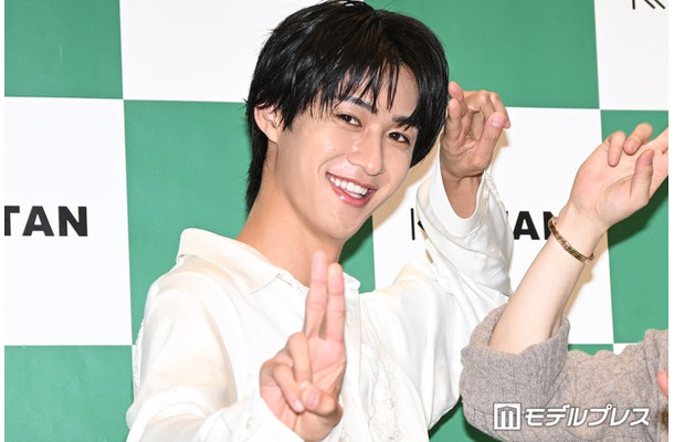 滅ポーズを披露する曽野舜太(C)モデルプレス