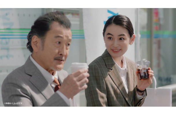 吉田鋼太郎、八木莉可子／新TVCM「FAMIMA CAFE刷新うまさに驚け。」篇（提供写真）