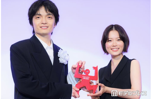 テレビ部門個人賞を受賞した岡山天音、サプライズ登場した杉咲花(C)モデルプレス