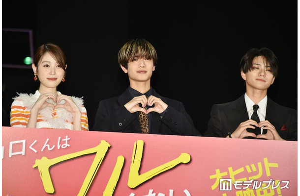 高橋恭平と岩瀬洋志が小顔なことに気を遣い、隣に並ぶのに顔を「プスプス」して頑張る高橋ひかる（C）モデルプレス