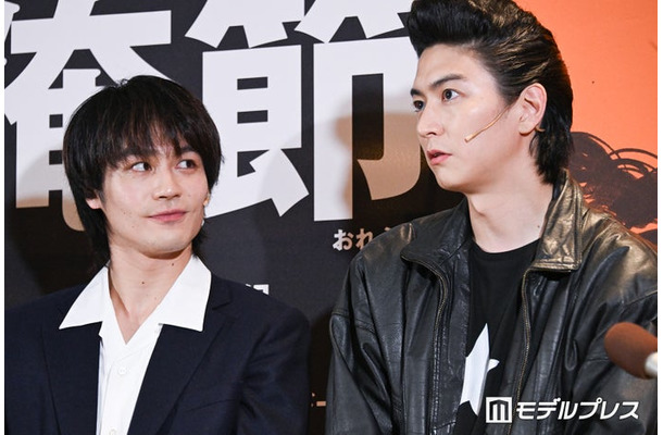 「僕にも構ってください!」とアピールする松田元太、「あんまり(子どもと)張り合うなよ(笑)」とツッコむ稲葉友(C)モデルプレス