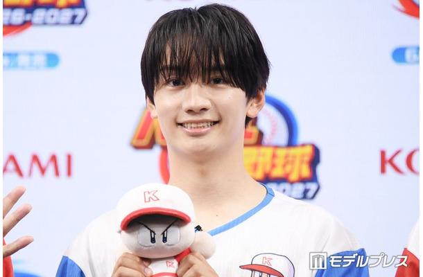 新幹線移動中もパワプロに夢中で末澤誠也を放置していた藤原丈一郎(C)モデルプレス