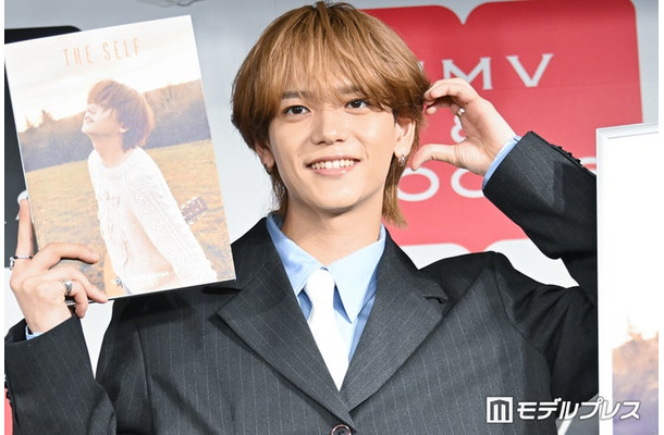 ハートポーズをリクエストされた中島颯太(C)モデルプレス