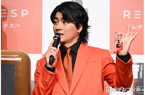 “レチスパ”カラーのオレンジスーツで登場した森本慎太郎「高岸さんではないですよ!」(C)モデルプレス