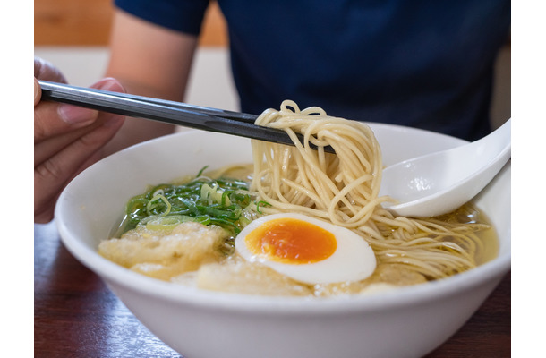 ラーメンに卵をプラス!宅配ピザに好きなトッピング…だけで、疲れた心が回復するって本当?みんながやってる、いつものご飯を「特別版」にする“プチ工夫”