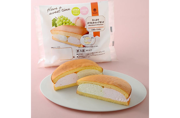 「たっぷりダブルホイップサンド(長野県産シャインマスカット&山梨県産白桃)」税込248円(提供画像)