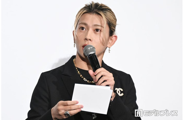 向井康二からのダミーの手紙を読まされる末澤誠也(C)モデルプレス