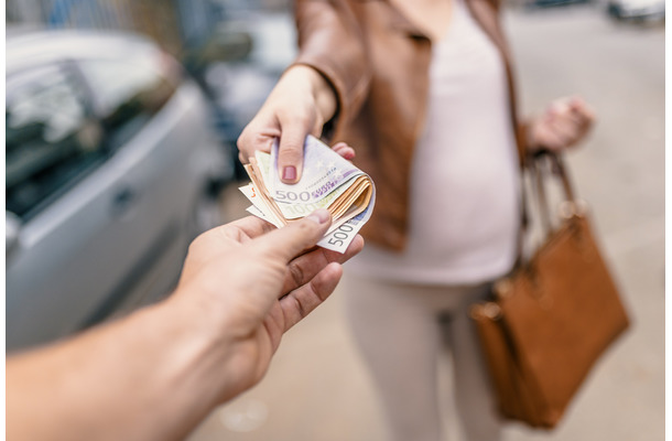 48歳女性、年下の外国人ダンサーと電撃婚！貢いだ額は「月1〜3万円」から始まって、じわじわ膨らみ150万円に！。「国際ロマンス詐欺」の巧妙な手口【行政書士が解説】