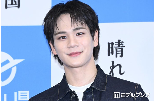 “岡山デニム”姿で登場した豆原一成（C）モデルプレス