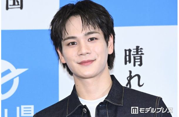 “岡山デニム”姿で登場した豆原一成(C)モデルプレス