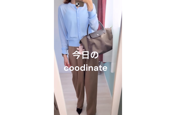 ライトブルーの【ユニクロ】シアーカーデが涼しく爽やか。タックワイドパンツ合わせで夏の通勤コーディネートが完成【40代の毎日コーデ】