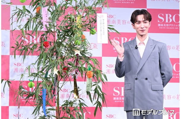 家にハンガーが1つもないため服がかけられない渡辺翔太(C)モデルプレス