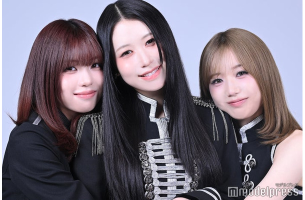 モデルプレスのインタビューに応じたME:IのTSUZUMI、MOMONA、KEIKO(C)モデルプレス