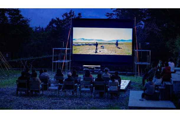 富士山麓に常設アウトドアシネマ「Yamanaka Cinema」誕生 再エネ100%で山中湖の夜に映画体験
