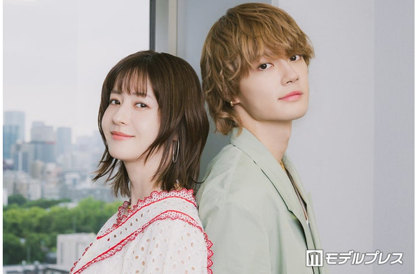 モデルプレスのインタビューに応じた松本若菜、佐野勇斗(C)モデルプレス