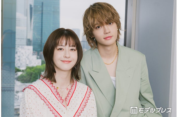 モデルプレスのインタビューに応じた松本若菜、佐野勇斗(C)モデルプレス