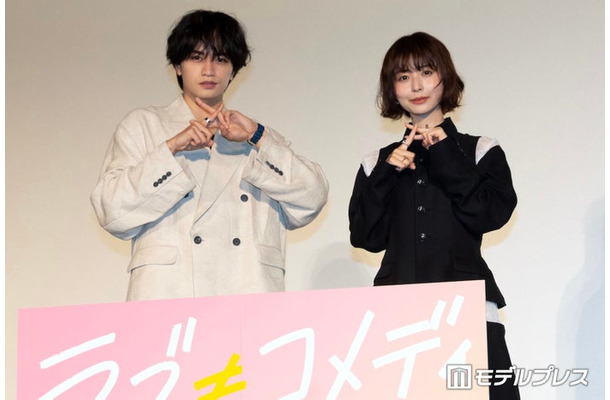 「ラブ≠コメディ」公開御礼舞台挨拶に登壇した中島健人、長濱ねる（C）モデルプレス