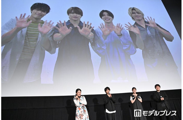 （左から）「君と花火と約束と」初日舞台挨拶に出席した横澤夏子、佐藤勝利、原菜乃華、鈴木慧監督（C）モデルプレス