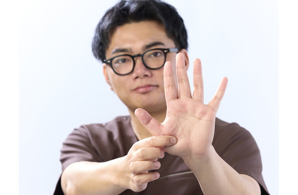 「薬指と小指の付け根から下」を押してみて!痛い人は「肝臓」にキテるかも?じゃ、ストレスMAXの人が痛い場所は⁉【SNSで「死ぬほど痛かった」とコメントが殺到したツボ4選】